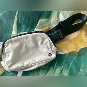 Lululemon - Everywhere Belt Bag 1LB